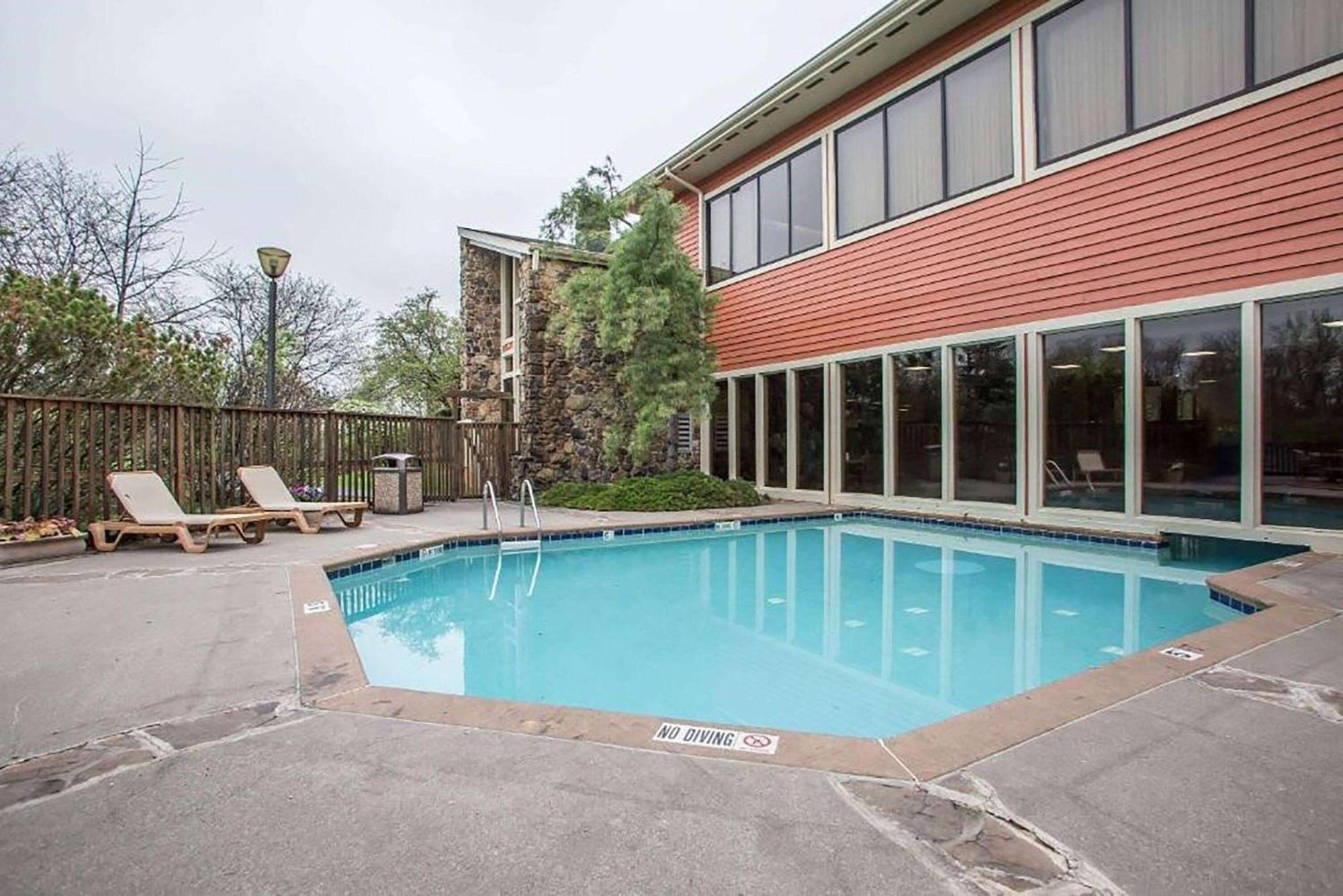 Howard Johnson By Wyndham Merrillville Exterior foto